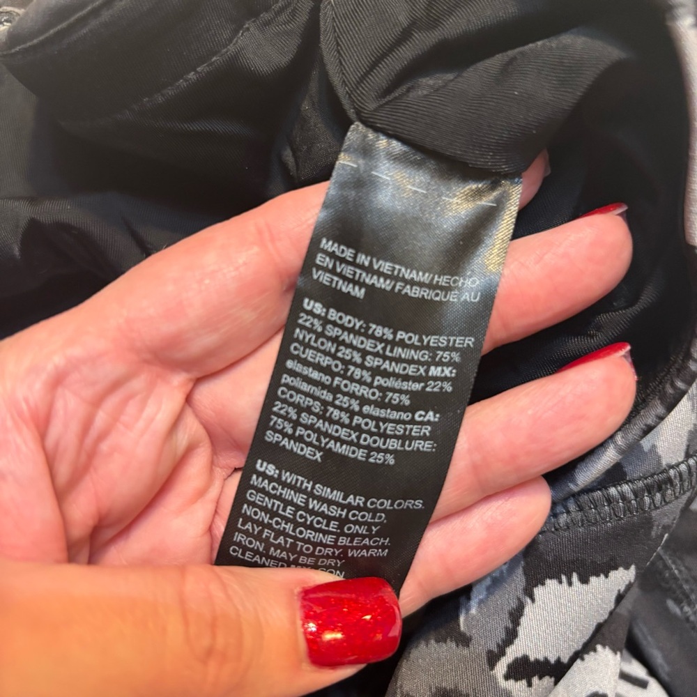 Chico's Zenergy Leggings Small (4/6) Black Gray Abstract Print Stretchy Pockets - Picture 9 of 13
